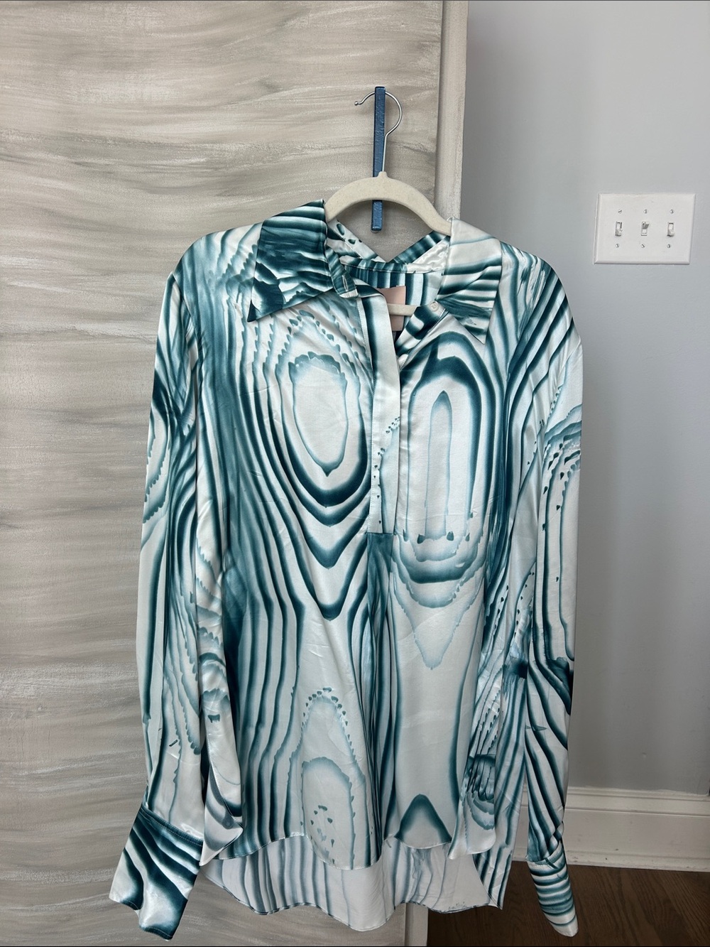 Roland’s Juniper Top Blue Woodgrain NWT sz12